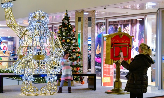A silver lining for retail spaces in the cloud of Coronavirus / Shopping Centers / Festive lighting & decoration