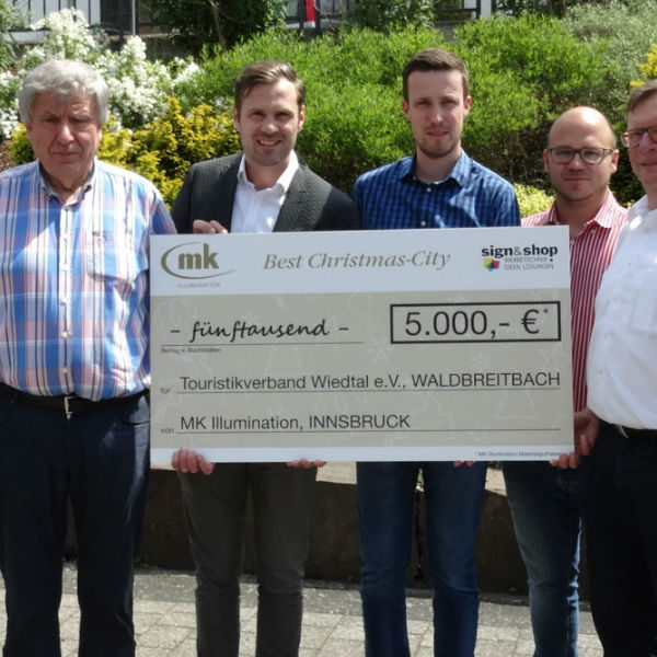 Martin Lerbs (Mayor of Waldbreitbach), Florian Fark (Tourism association), Alexander Hertling & Klaus Peter Paffhausen (chairmen of trade association) with Alexander Triendl (marketing director public spaces at MK Illumination) and Benjamin Kalbfuss (general manager of sign & shop) handing over the gift certificate for best christmas city (small town category).